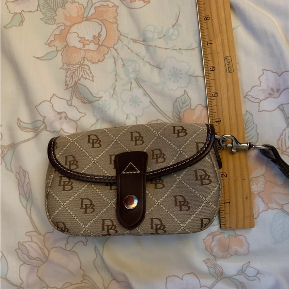 DOONEY & BOURKE Signature Print Brown/ Beige Canvas Wristlet - Picture 6 of 9